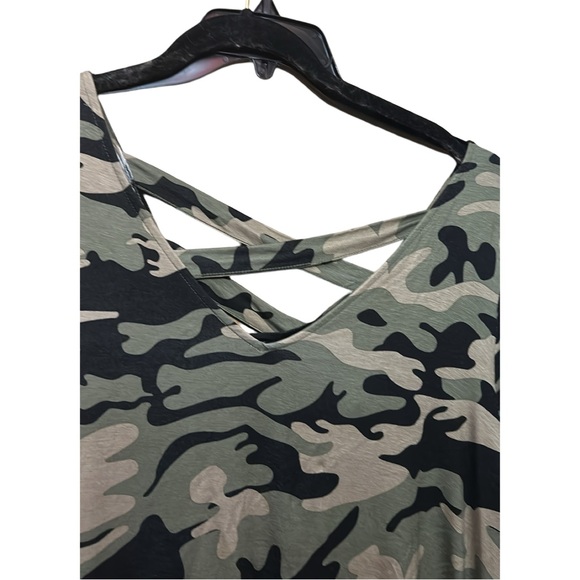 Rock and Republic long sleeved camouflage printed T-shirt. Size XXL. - Picture 2 of 7